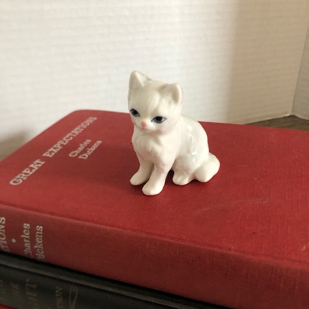 Vtg Miniature Porcelain Cat Figurine